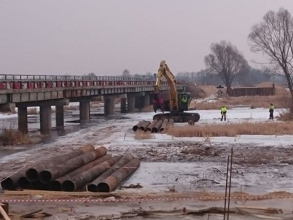 Budują tymczasową przeprawę przez Wartę