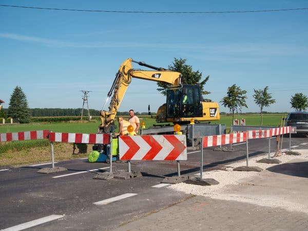 Droga dla pieszych i rowerzystów powstaje w gminie Piątek