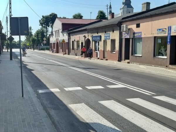 W Złoczewie, w ciągu DW 477, przebudowano obustronnie 120 metrów chodnika na ulicy Kościelnej.
