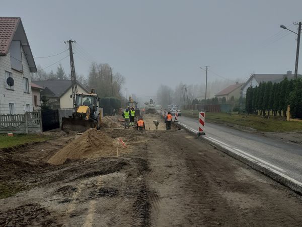 rozbudowa na drodze wojewódzkiej nr 728, na odcinku między Drzewicą a Brzustowcem.