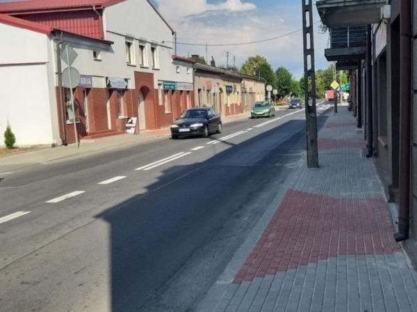 W Złoczewie, w ciągu DW 477, przebudowano obustronnie 120 metrów chodnika na ulicy Kościelnej.