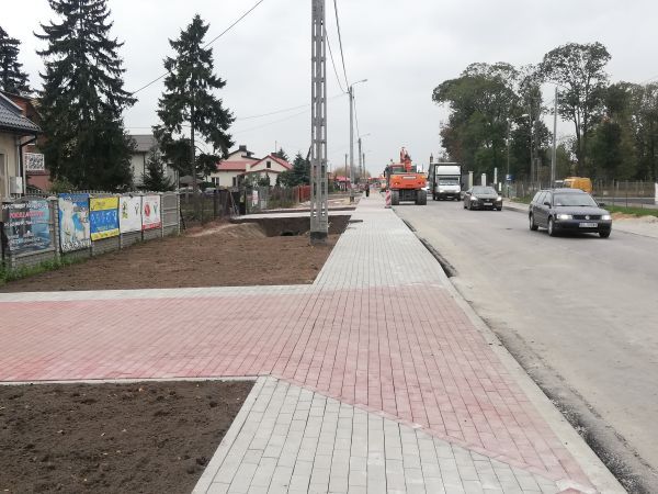 Trwają roboty przy rozbudowie skrzyżowania dróg wojewódzkich nr 702 i 703.
