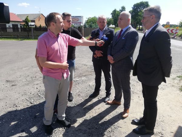 Ruszyła rozbudowa drogi wojewódzkiej nr 713 między Kurowicami a Ujazdem.