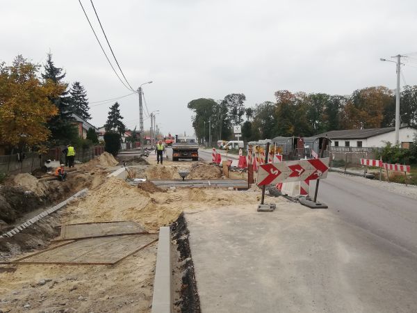 Trwają roboty przy rozbudowie skrzyżowania dróg wojewódzkich nr 702 i 703.